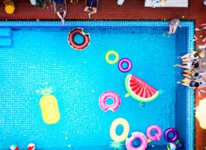 Read more about the article From Green to Clean: What Pros Do Differently in Pool Upkeep